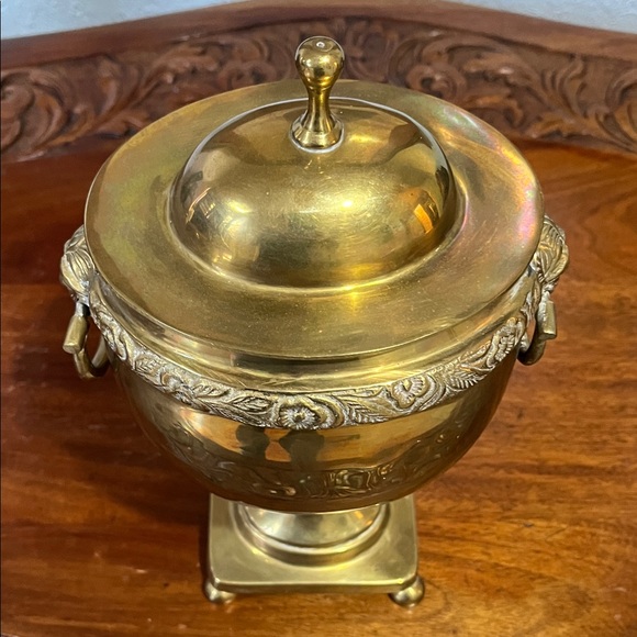 Elegant Brass Urn with Lid - Picture 2 of 8